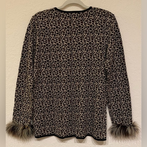 Chico’s Design Leopard Print Long Sleeve Top Fur Trim Around Wrists Size 1, US M - Picture 6 of 8